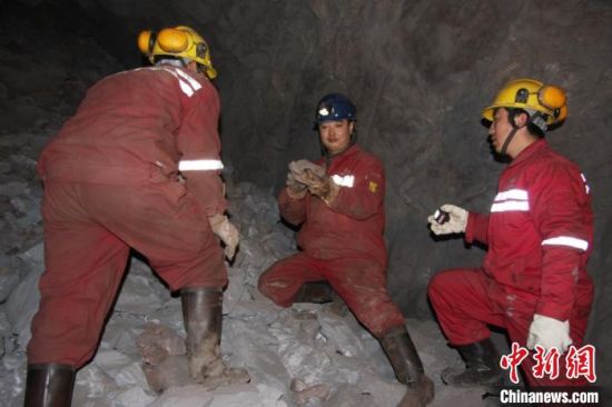 圖為甘肅嘉峪關(guān)酒鋼集團鏡鐵山礦工作人員謝生瑞在井下作業(yè)。(資料圖)受訪者供圖