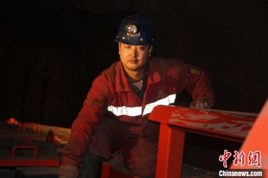 鏡鐵山礦位于祁連山南山山脈中段，是一個高海拔、高山型井下礦山，空氣稀薄，自然條件惡劣。圖為謝生瑞在礦區(qū)。(資料圖)受訪者供圖